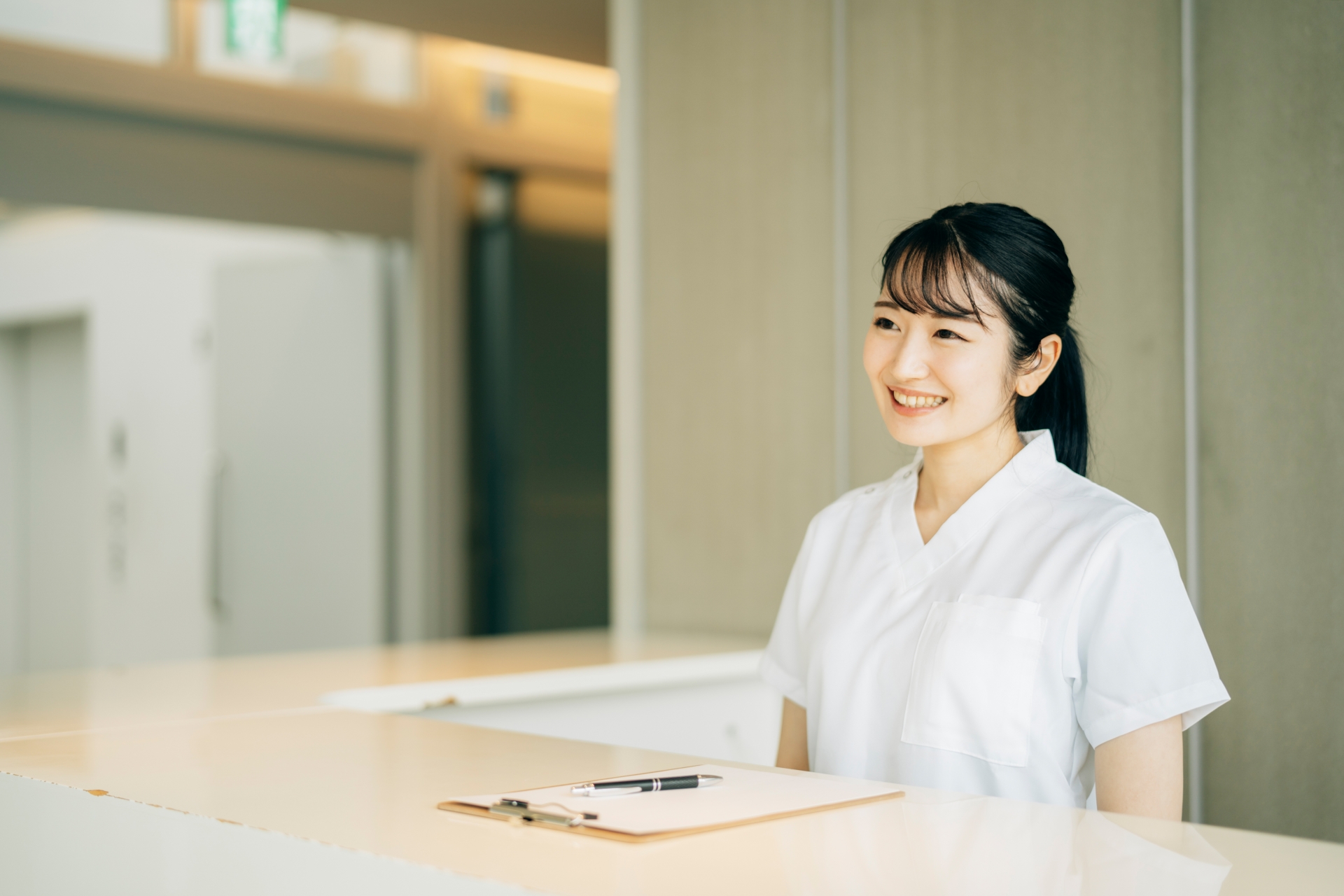 受付の女性